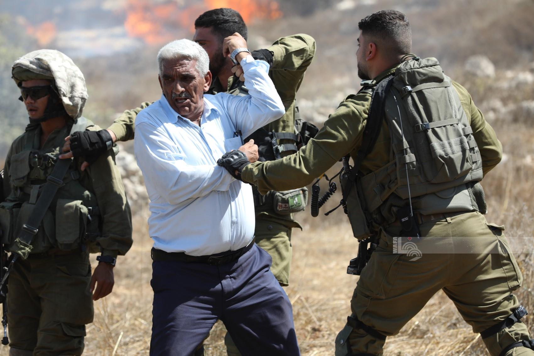 جانب من اعتداء جنود الاحتلال والمستوطنين على الأهالي بمنطقة كرمة في دورا جنوب الخليل (تصوير - مشهور وحواح/وفا)